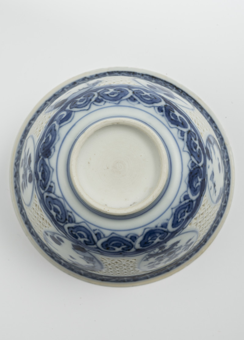 Underglaze blue porcelain bowl with reticulated cash lattice and floral medallions - 图3