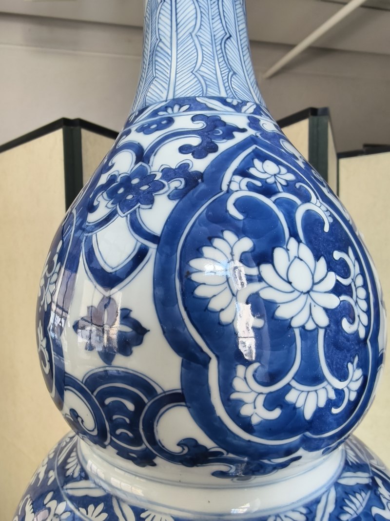 A large and rare 'triple gourd' porcelain vase with underglaze blue dragon decoration - 图15