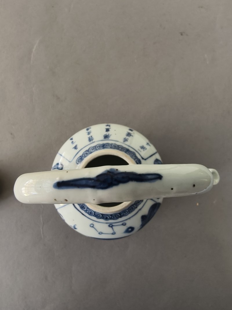 Underglaze blue teapot and cover with a bow handle with figure decoration in a boat and poem inscription - 图11