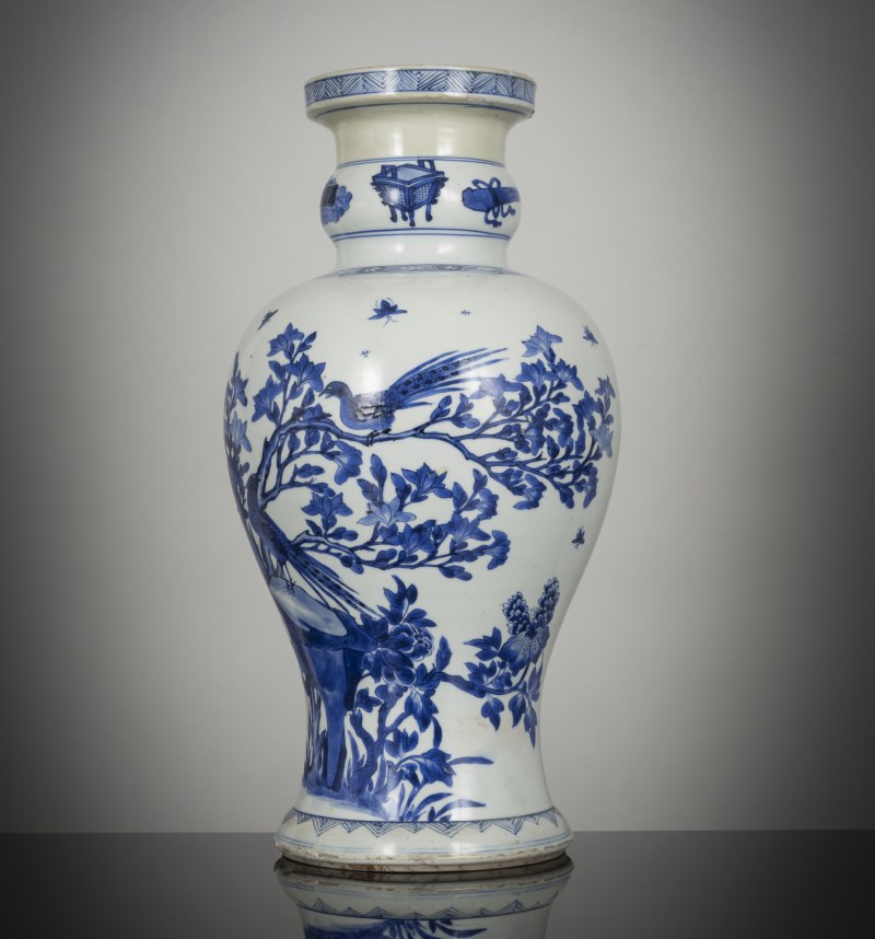 A fine porcelain baluster vase with underglaze blue seascape and floral decoration with pheasant on the reverse - 图2
