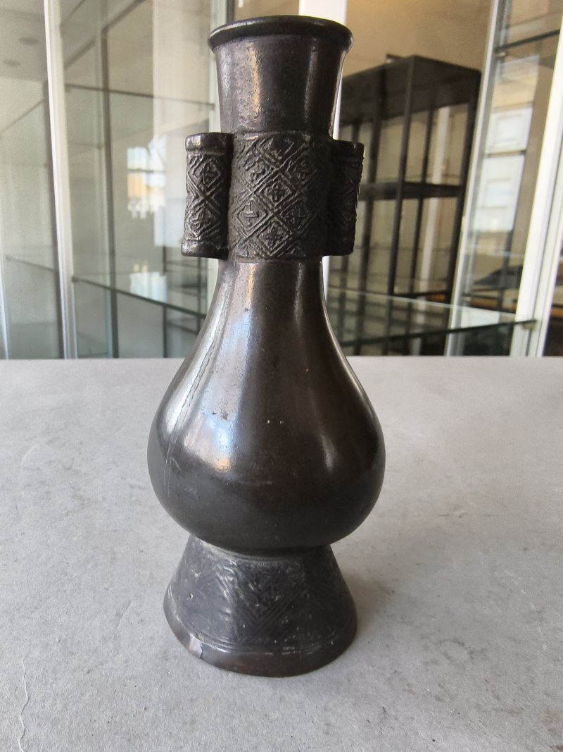 A group of three bronze vases - 图16