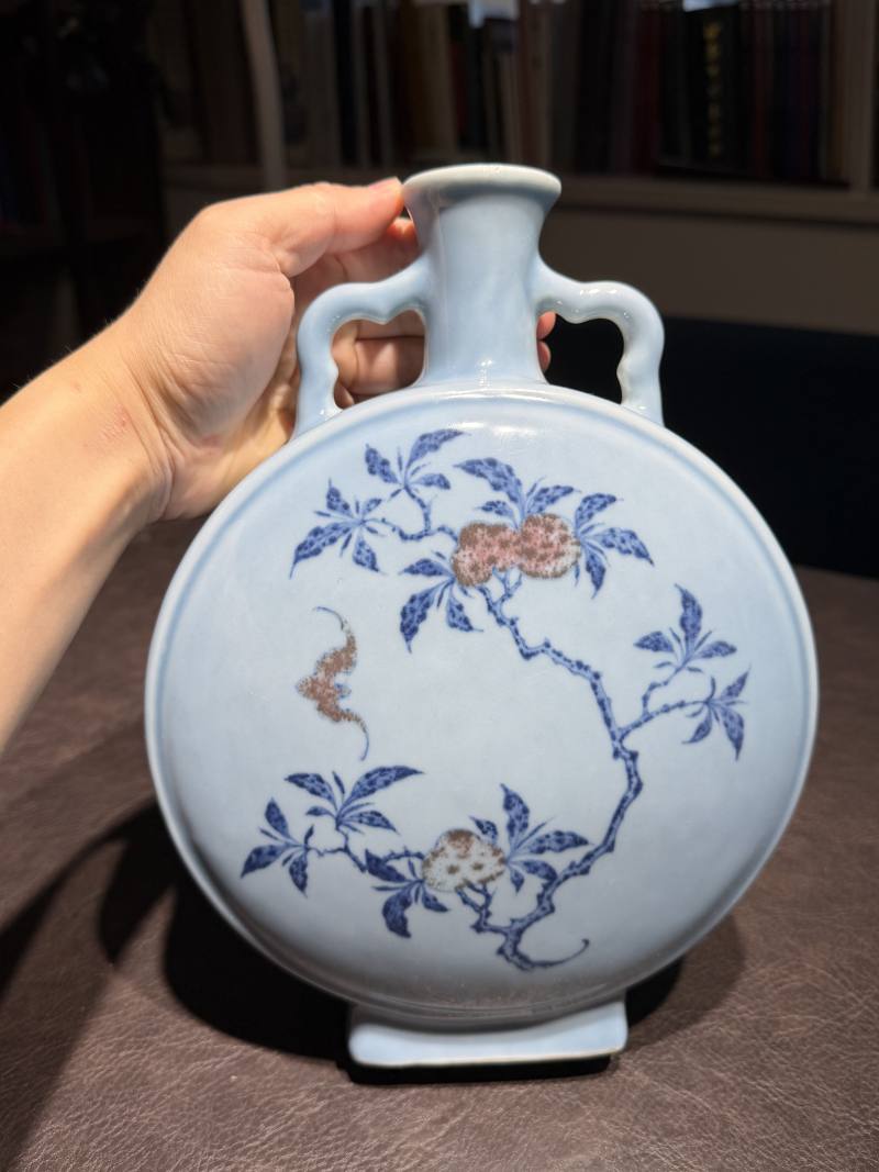清乾隆 蓝地青花釉里红折枝花卉抱月瓶 - 图3