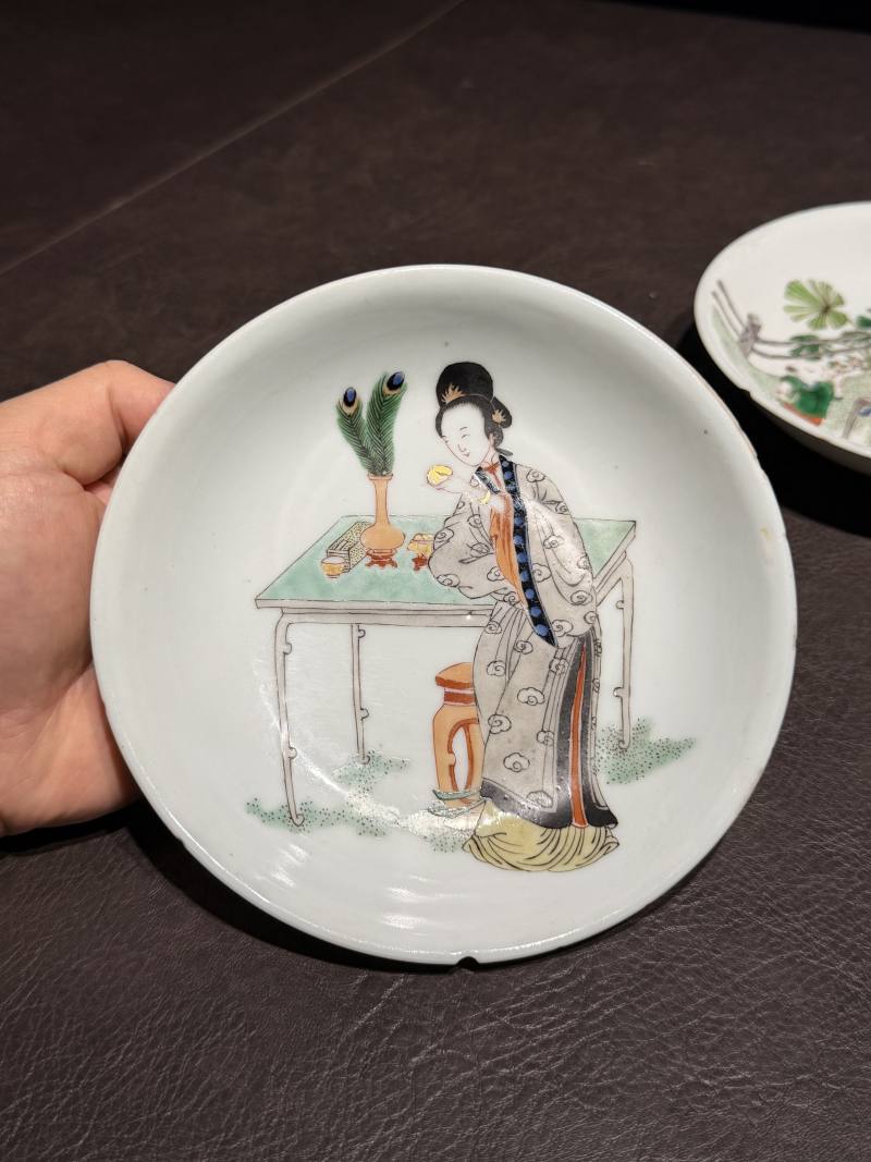 清康熙 五彩庭院仕女图盘一对 - 图4
