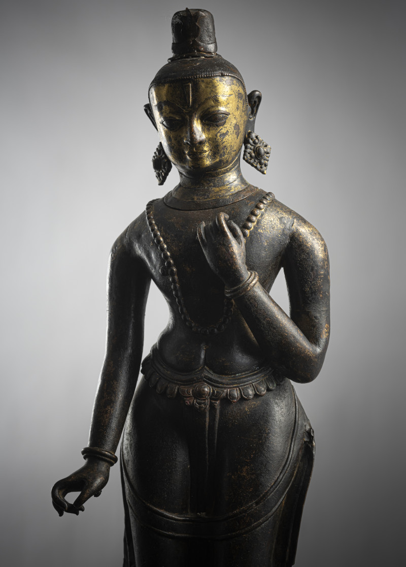 A large cast and repoussé figure of a standing deity - 图5