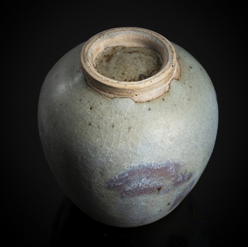 A lotus bud vase with Jun glaze and violet splashes - 图5