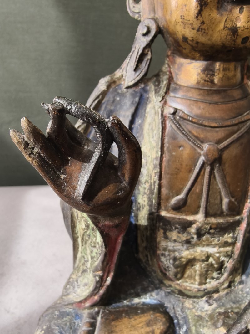 Polychrome painted and partially fire-gilt bronze of the crowned Guanyin - 图7