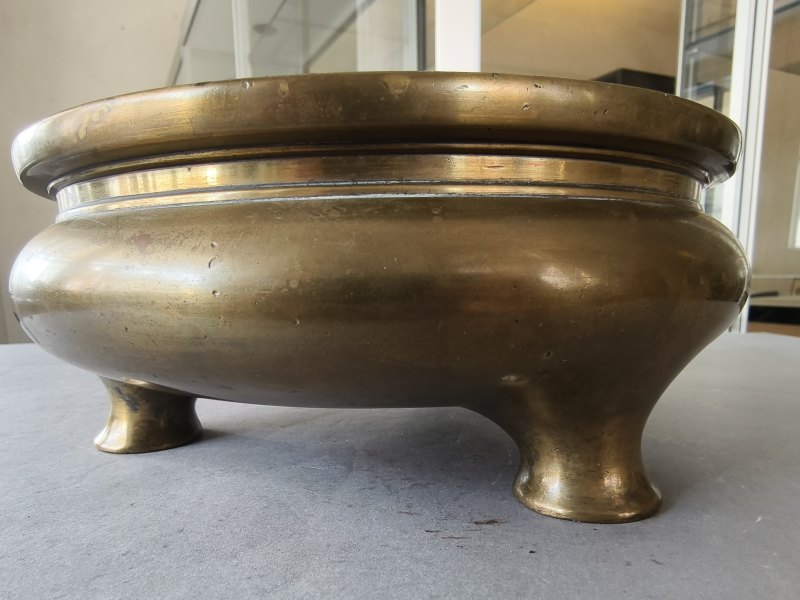 A flat heavy cast incense burner made of gold-coloured bronze on three short feet - 图10