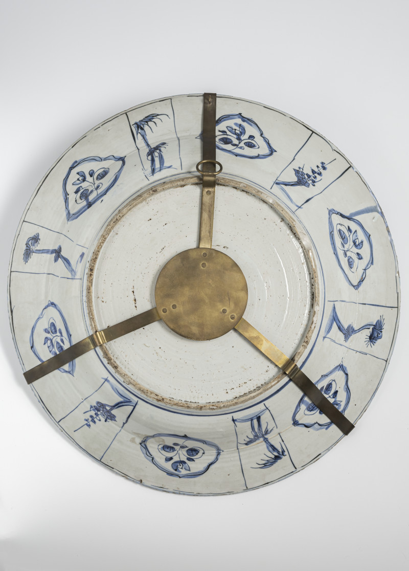 A Kraak plate decorated in underglaze blue with scholars and servant boys - 图3