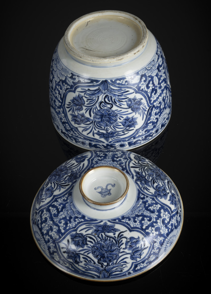 A porcelain bowl and cover with 'Fitzhugh'-like decoration in underglaze blue - 图4
