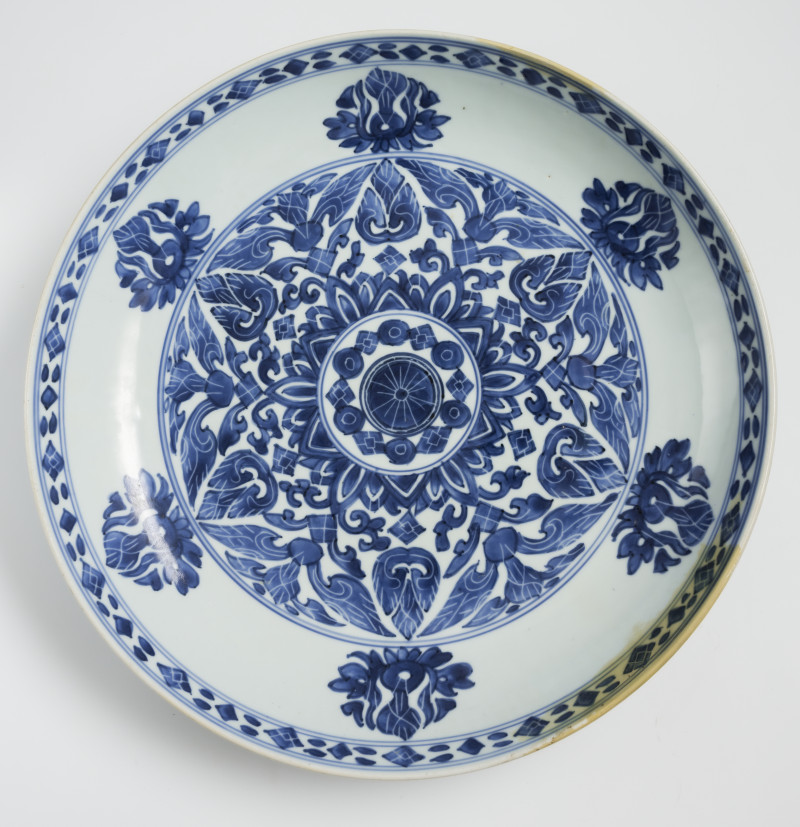 Six large porcelain round plates decorated in underglaze blue - 图12