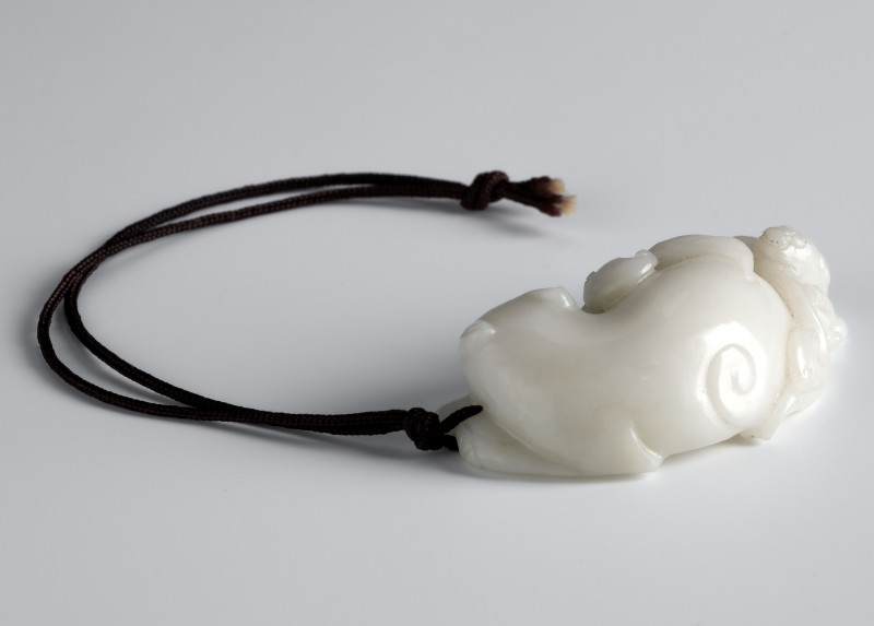 A white jade pendant in shape of a recumbent cat with young - 图2