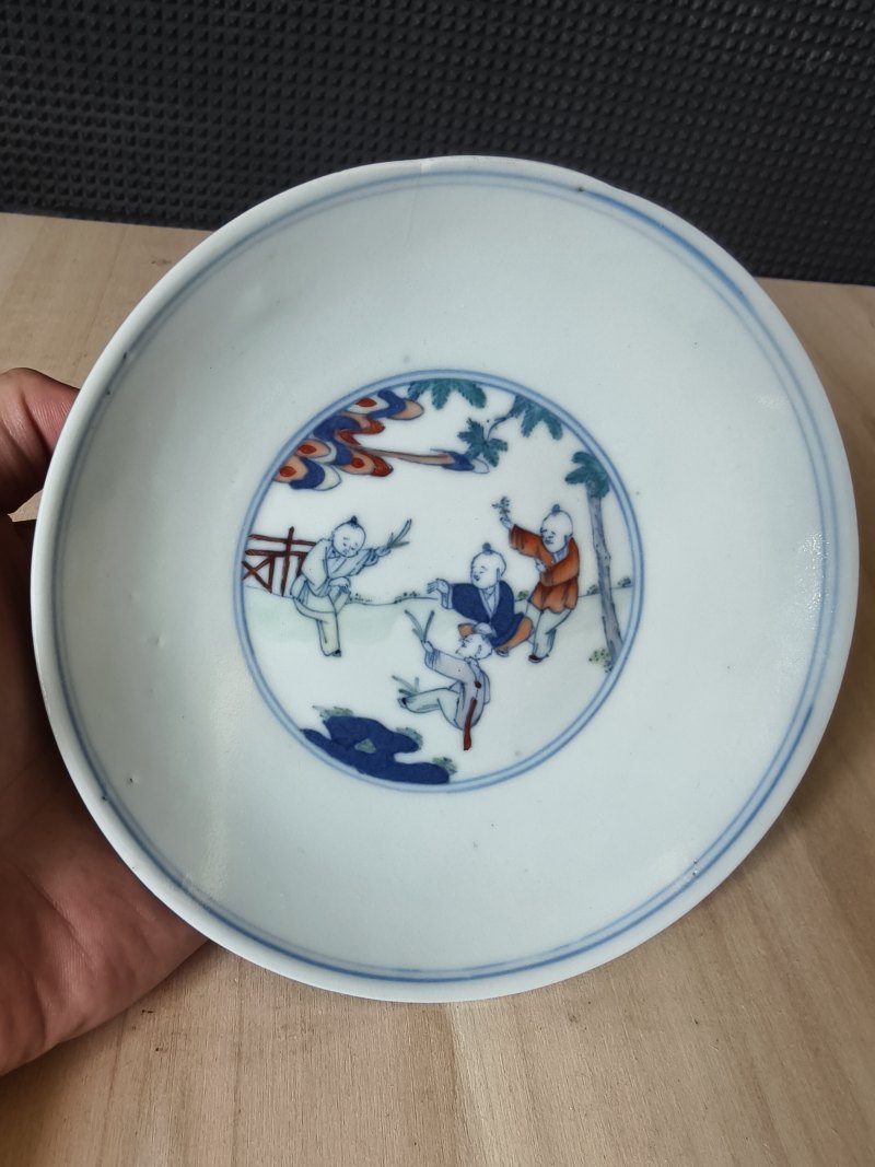 A 'Doucai' saucer with decoration of playing boys - 图9