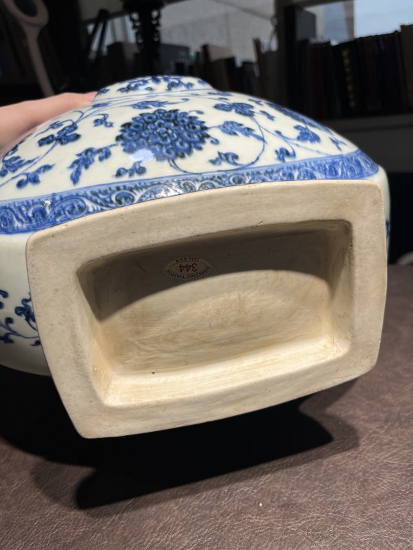 清乾隆 青花缠枝莲纹螭耳抱月瓶 - 图15
