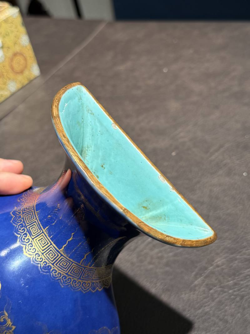 清乾隆 宝石蓝釉描金团龙纹壁瓶 - 图15