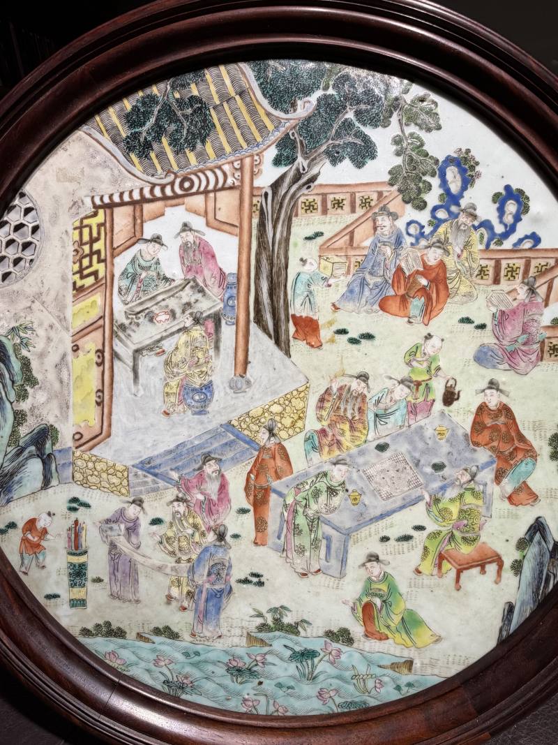 清乾隆 粉彩“十八学士”图圆形瓷板 - 图4