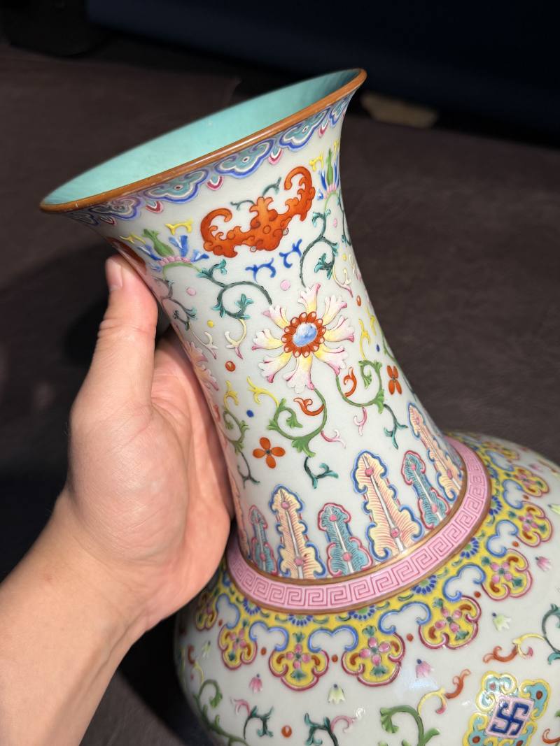 清乾隆 洋彩缠枝花卉纹瓶 - 图11