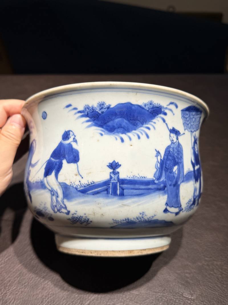 明崇祯 青花“丙吉问牛”人物图钵式炉 - 图4