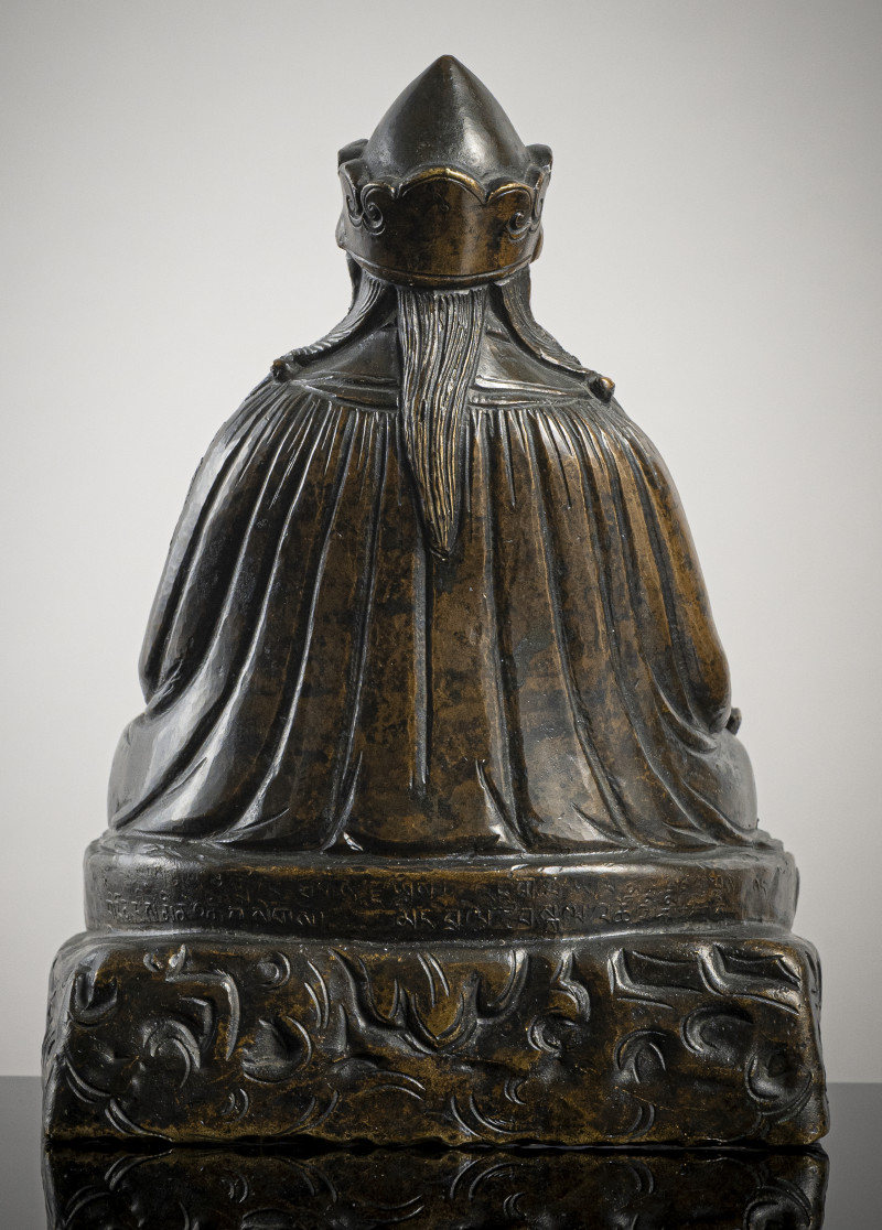 A BRONZE FIGURE OF PADMASAMBHAVA - 图2