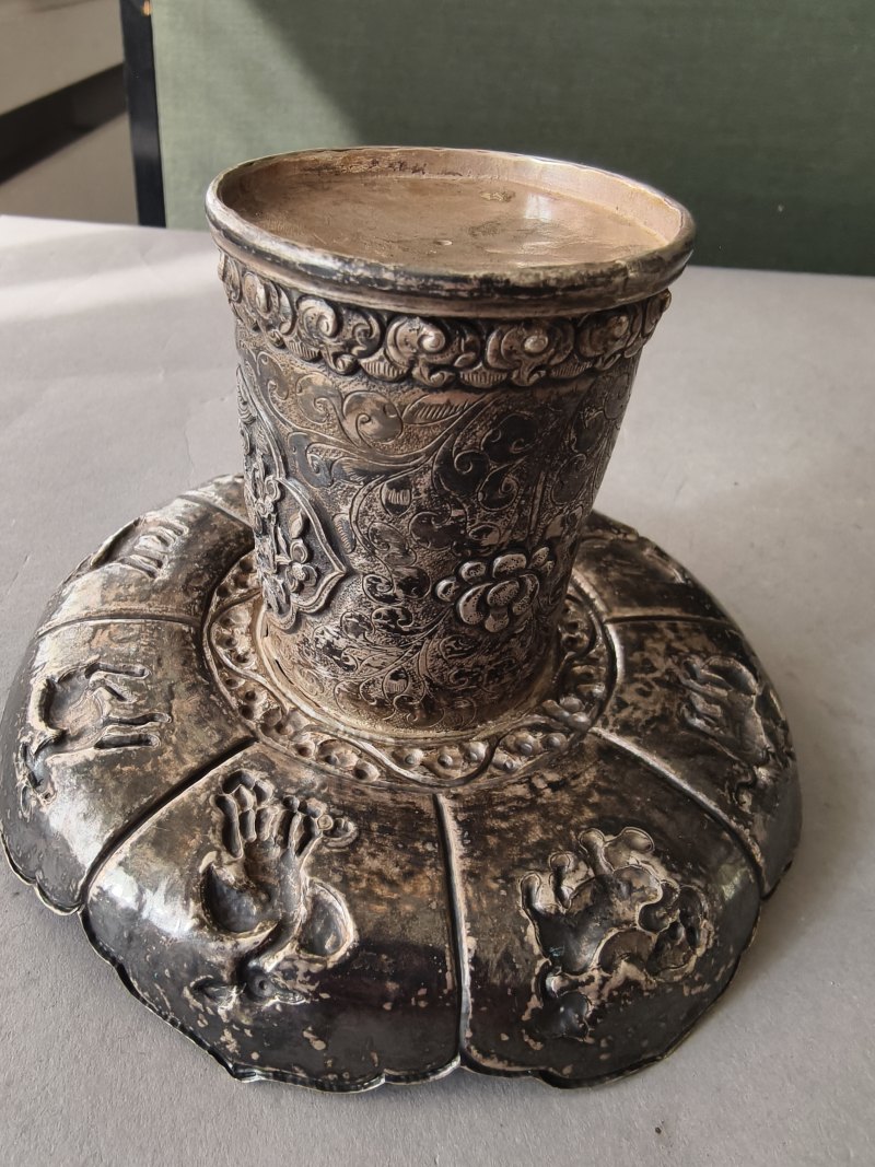 A jade bowl with stand and cover in silver with animals and floral motifs in relief - 图21