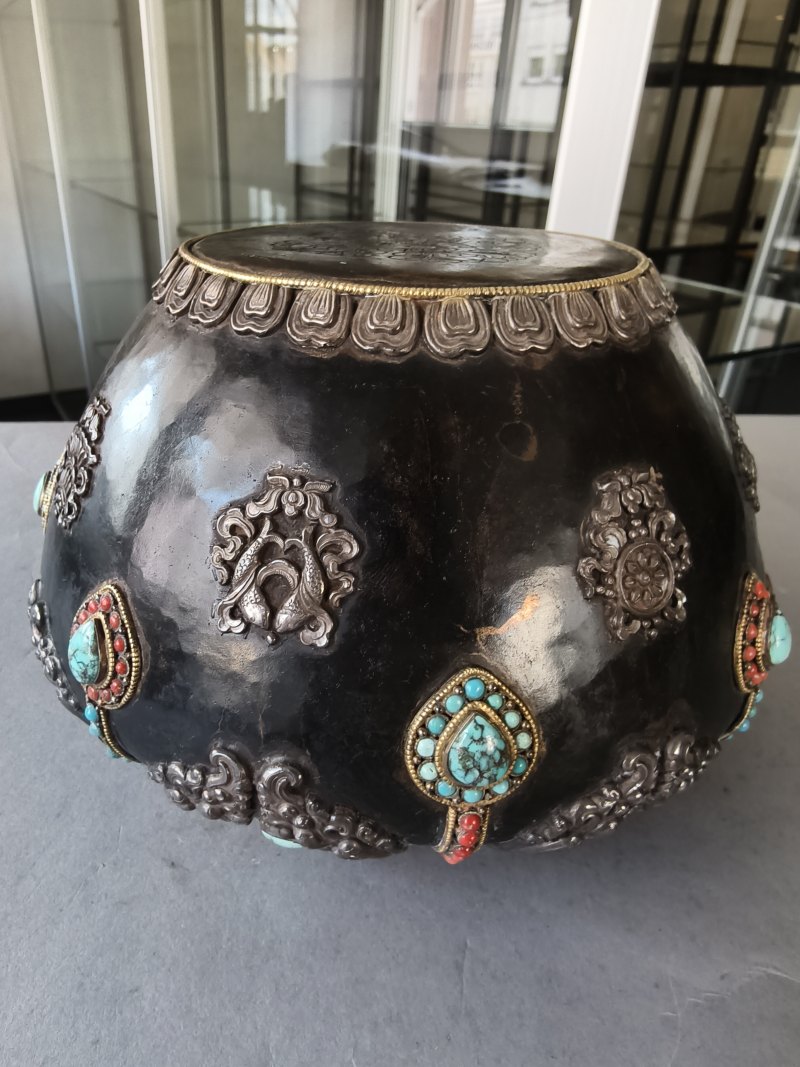 A PARCEL-GILT SILVER AND SEMI-PRECIOUS STONE INLAID METAL BOWL - 图10