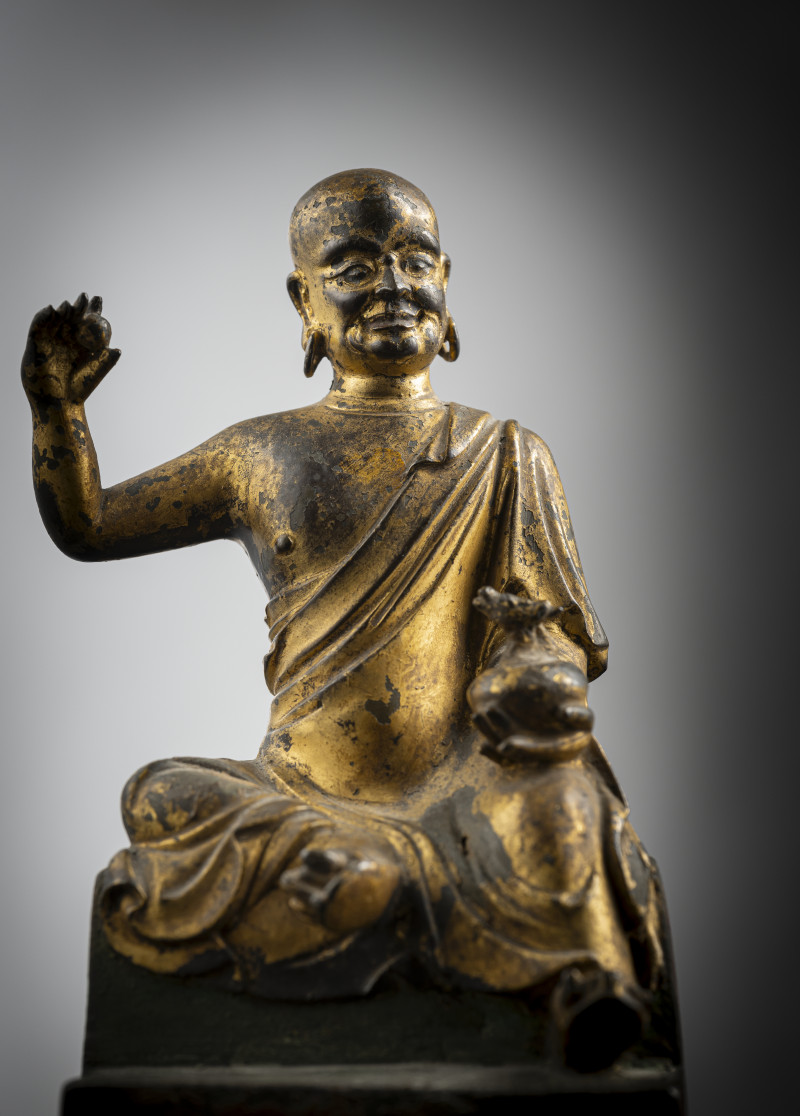 A gilt- and red-lacquered bronze figure of a luohan - 图4