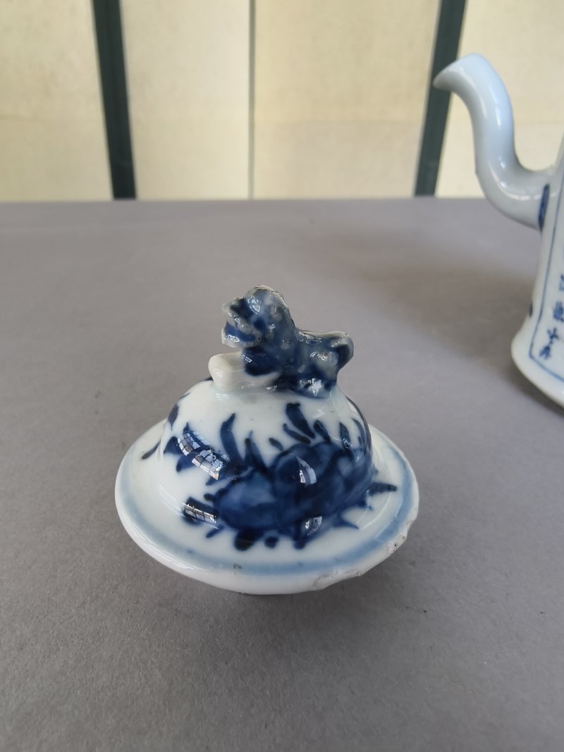 Underglaze blue teapot and cover with a bow handle with figure decoration in a boat and poem inscription - 图22