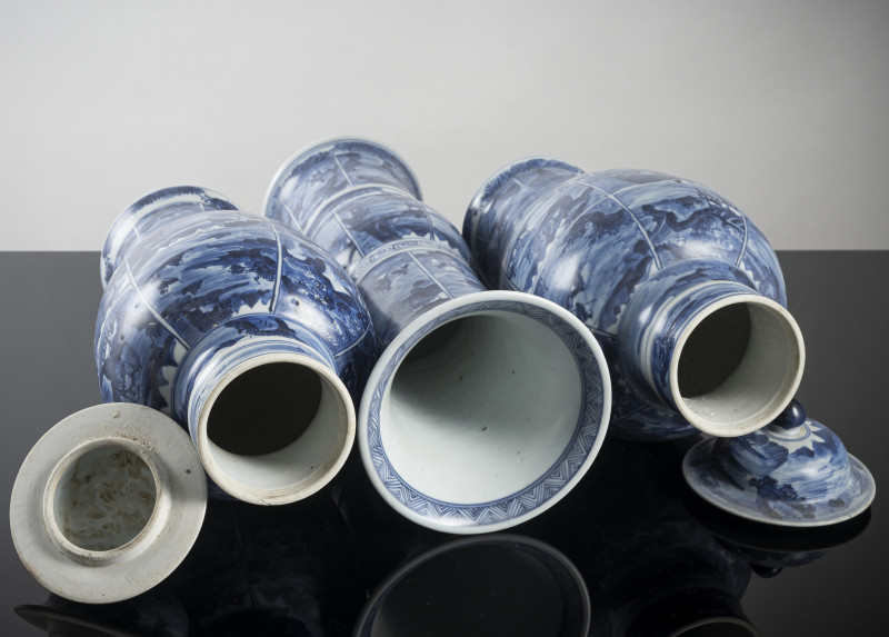 Set of two lidded vases and a 'gu'-shaped porcelain vase with underglaze blue decoration of scholar landscapes - 图5
