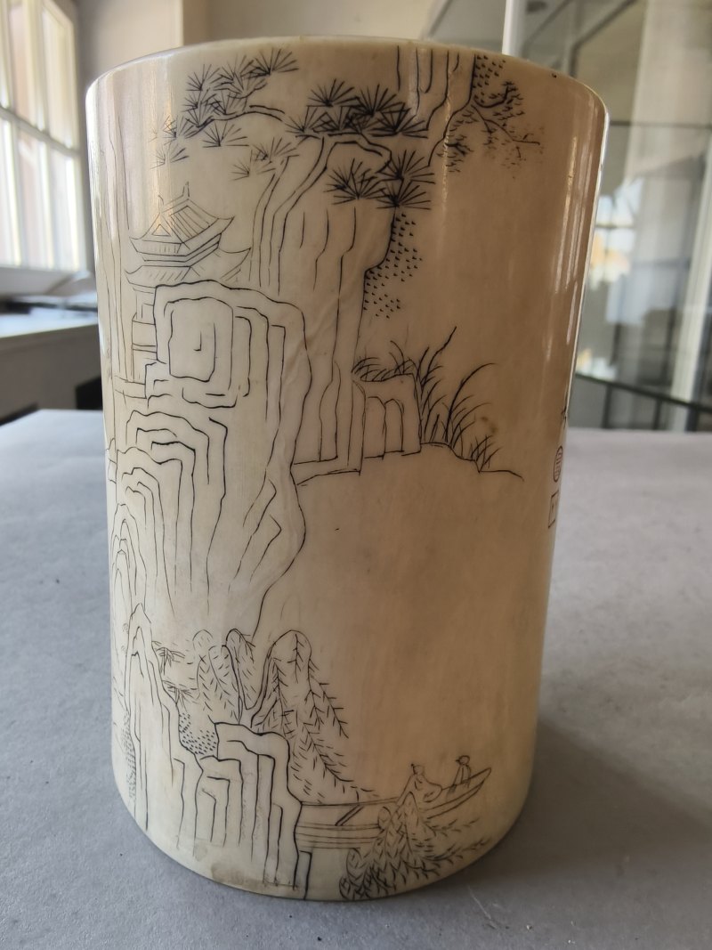 A cylindrical ivory brush pot with engraved decoration of a landscape and inscription - 图13