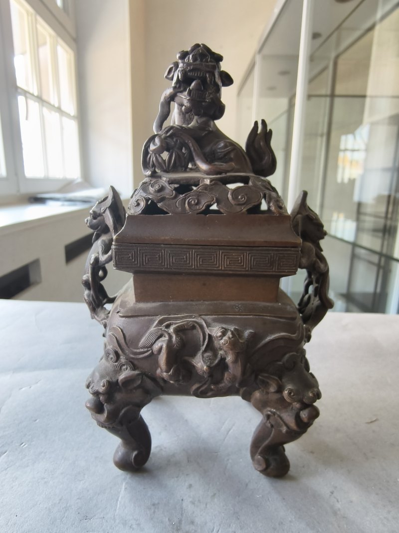 A bronze censer and a part-gilt 'gu'-shaped bronze vase - 图10