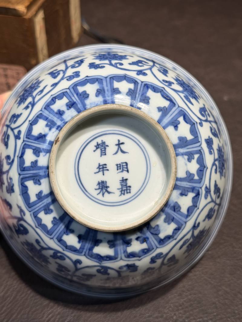 明嘉靖 青花莲托八宝纹碗（老木盒） - 图15