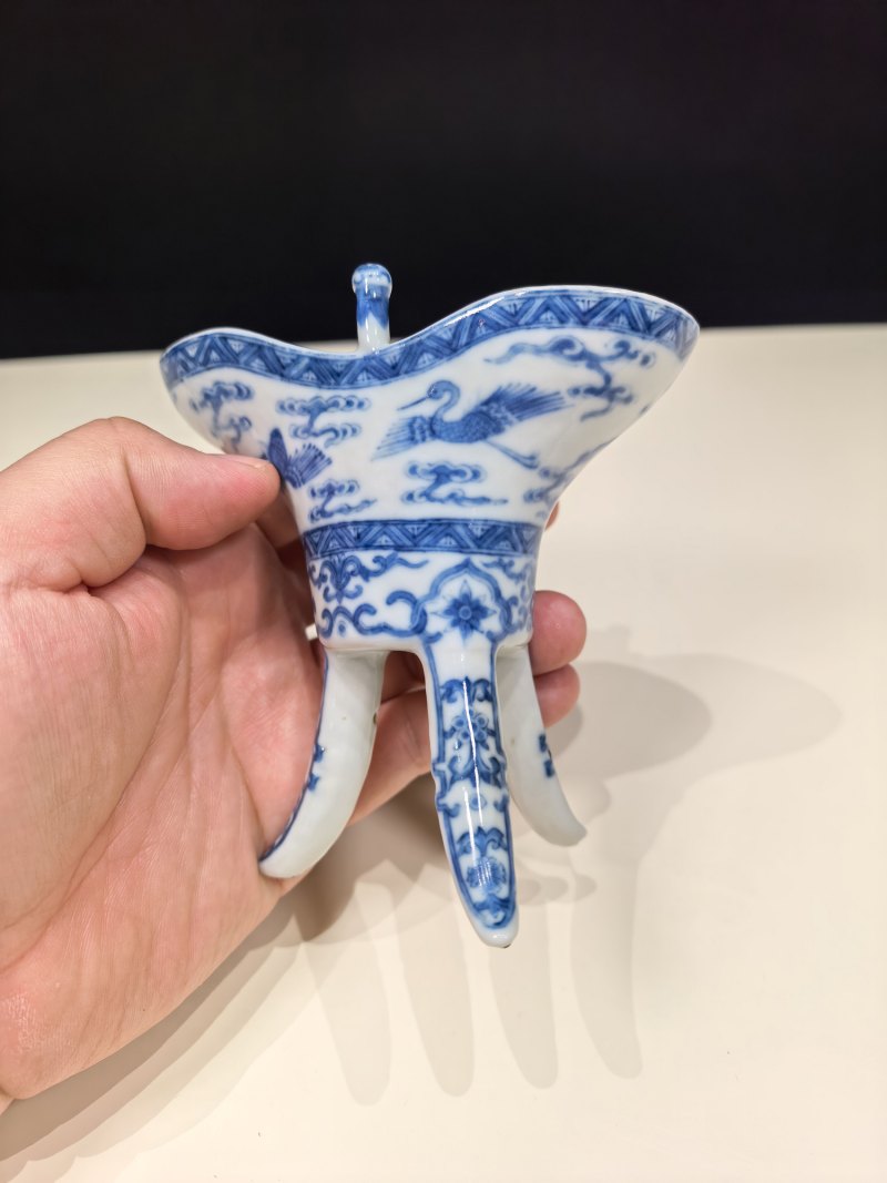 清乾隆 青花云鹤纹爵杯及江山一统爵盘一套 - 图5