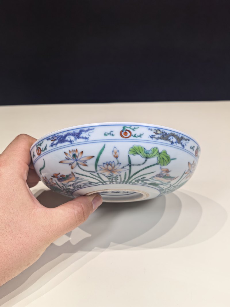 清雍正 斗彩鸳鸯荷塘图卧足盘一对 - 图5