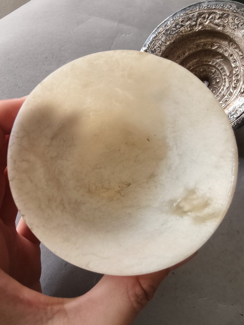 A jade bowl with stand and cover in silver with animals and floral motifs in relief - 图13