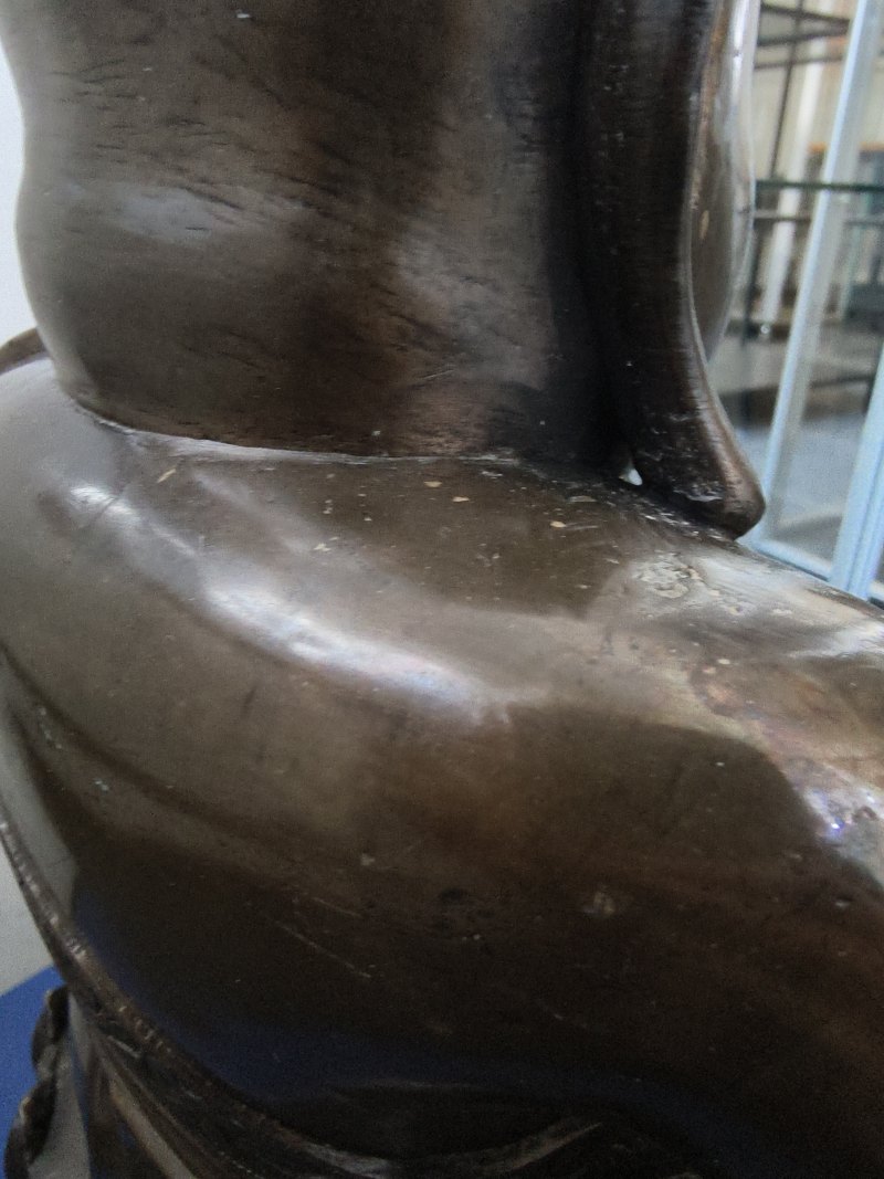 A large cast bronze figure of seated Budai with boys on a lotus pedestal - 图15