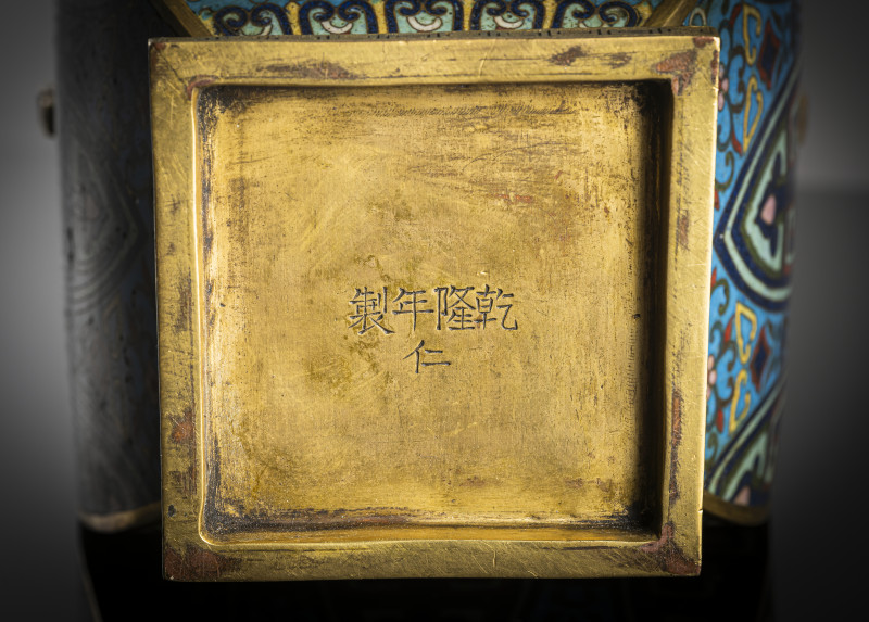 A square cloisonne enamel archaistic vase, fanghu - 图5