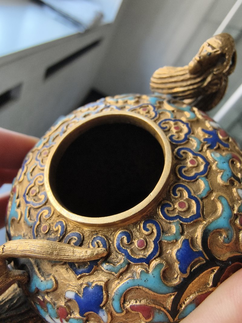 A fine gilt-bronze wine or teapot with champlevé decoration of lotus and foliage, the cover with a squirrel as knob - 图8