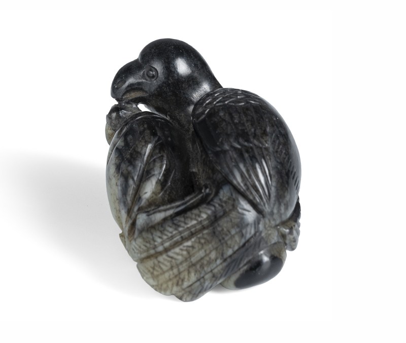 A jade carving of a parrot with fruit in green and black colouring - 图3