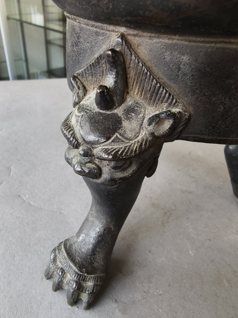 Ann unusual bronze censer on three feet with dragon handles - 图13