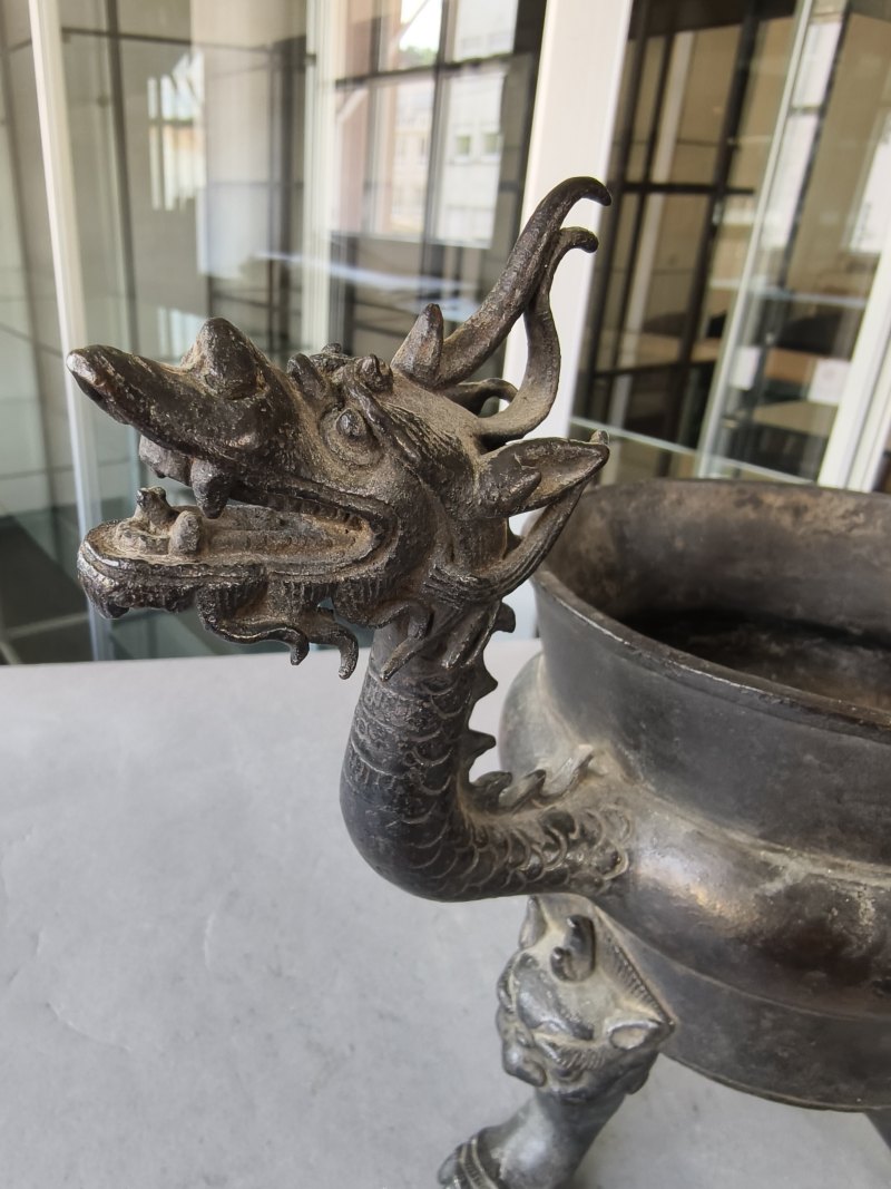 Ann unusual bronze censer on three feet with dragon handles - 图22