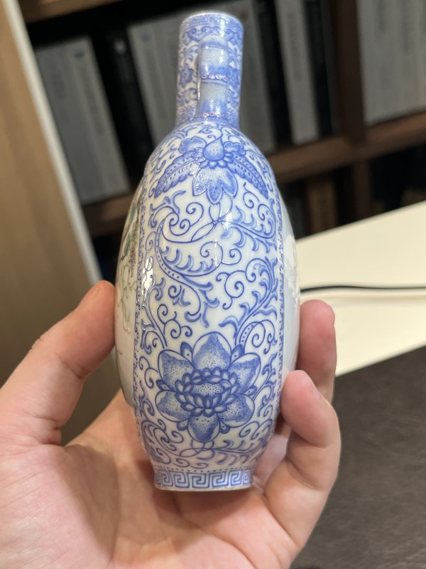 民国 珐琅彩“杏林春燕松鼠葡萄”纹抱月瓶 - 图3