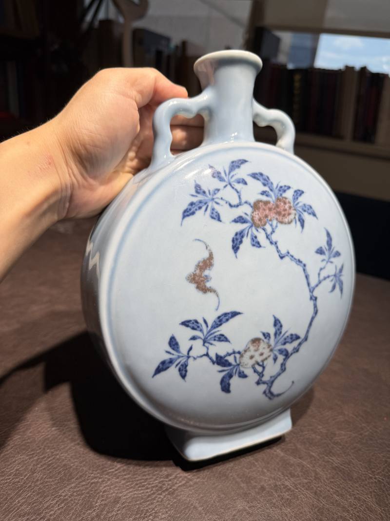 清乾隆 蓝地青花釉里红折枝花卉抱月瓶 - 图4