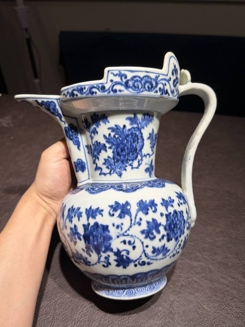 清乾隆 青花缠枝花卉纹僧帽壶 - 图3