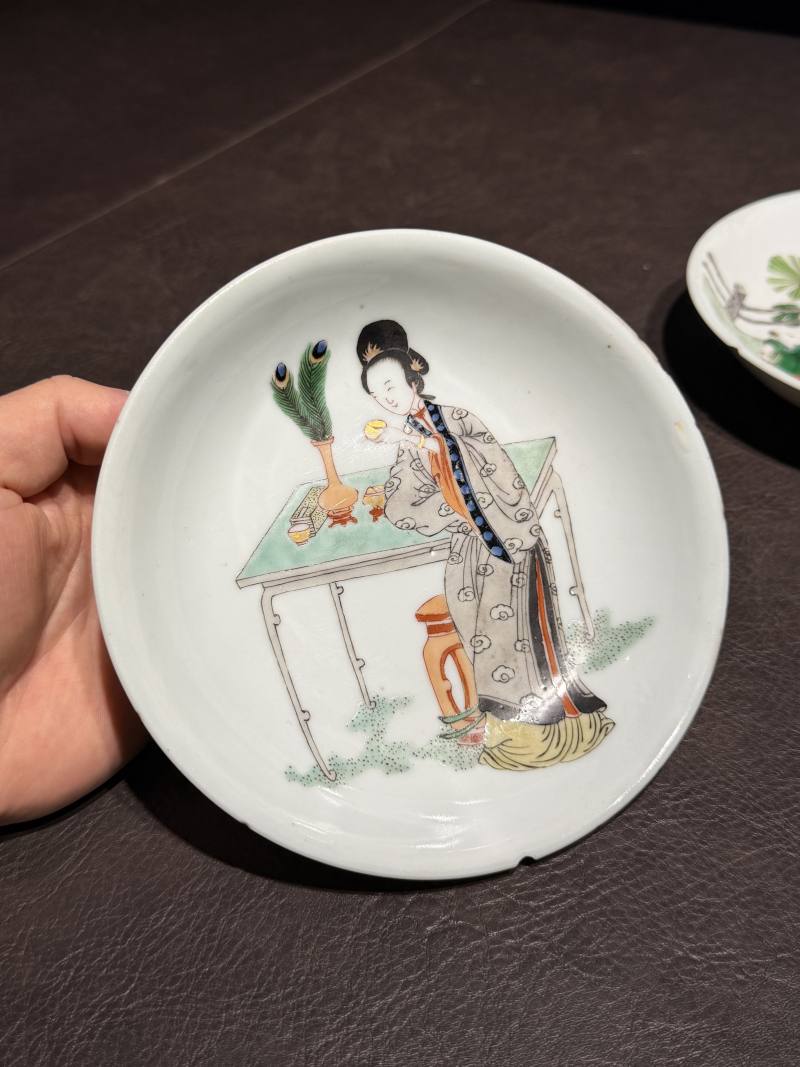 清康熙 五彩庭院仕女图盘一对 - 图5