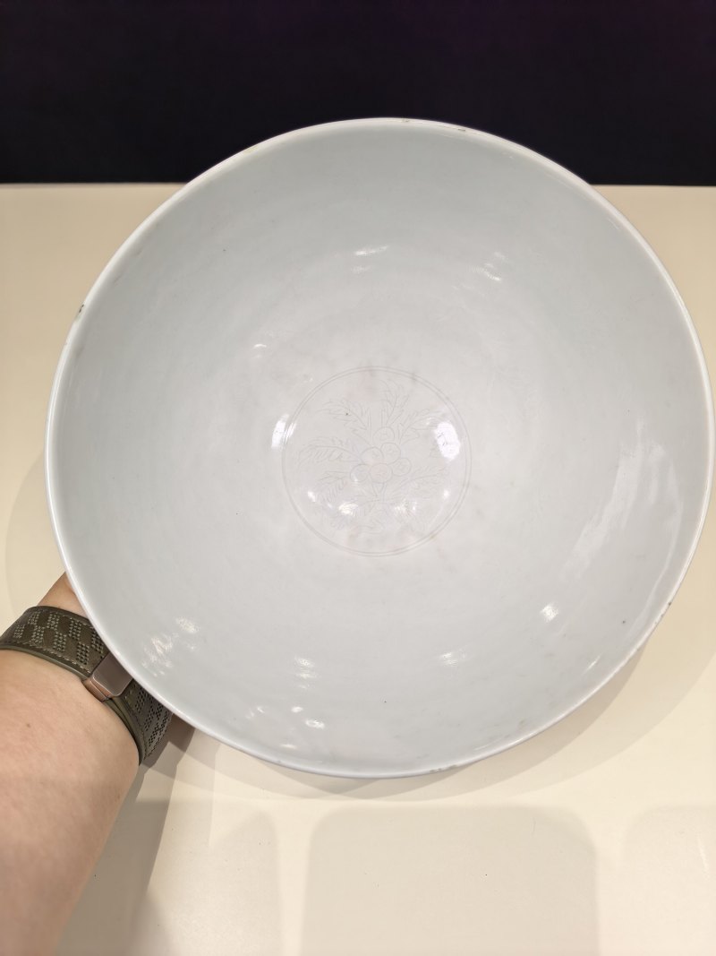 明宣德 甜白釉暗刻莲瓣瑞果模印花卉纹大碗 - 图3