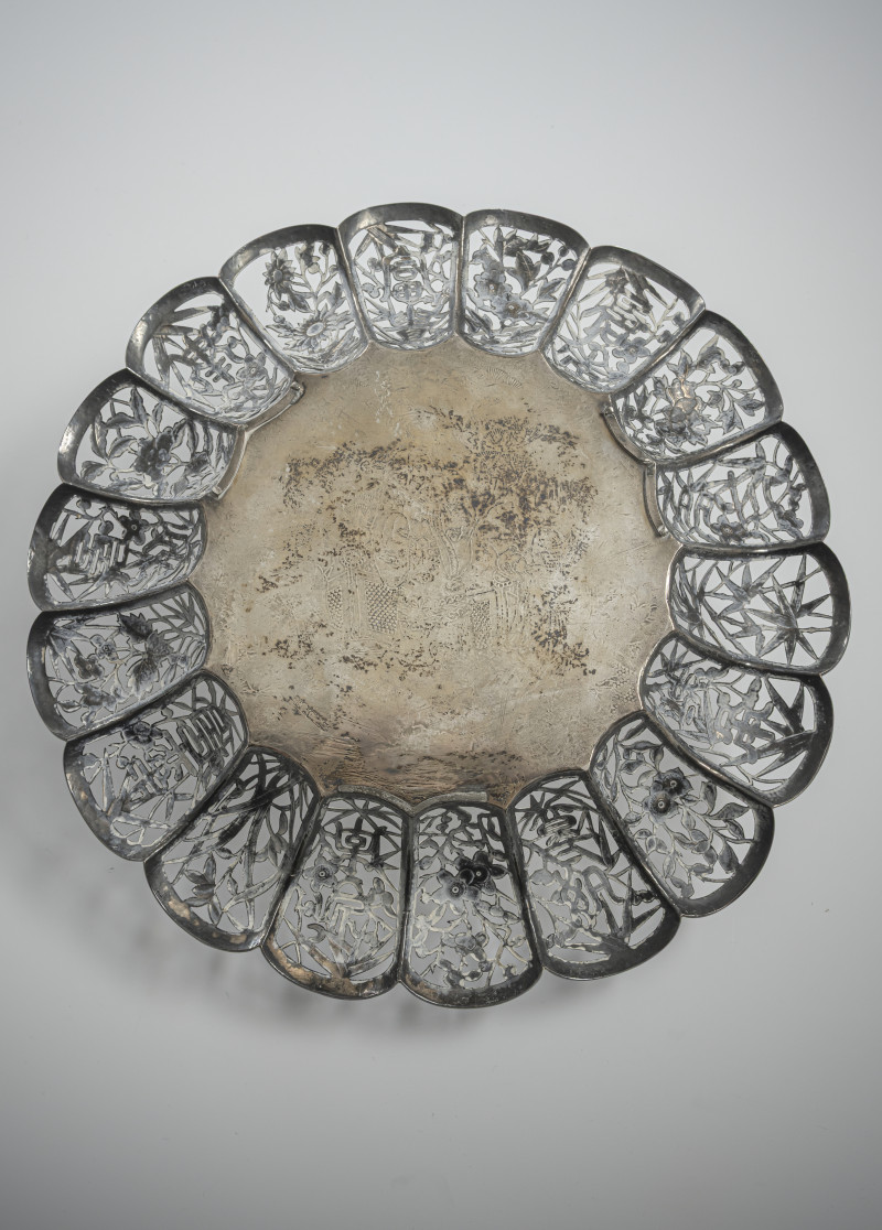 A chrysanthemum-shaped silver tray with 'Sanxing' or 'Fu Lu Shou' decoration - 图3