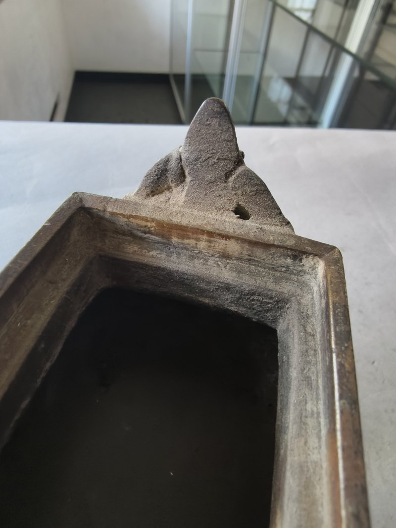 A bronze censer and a part-gilt 'gu'-shaped bronze vase - 图18