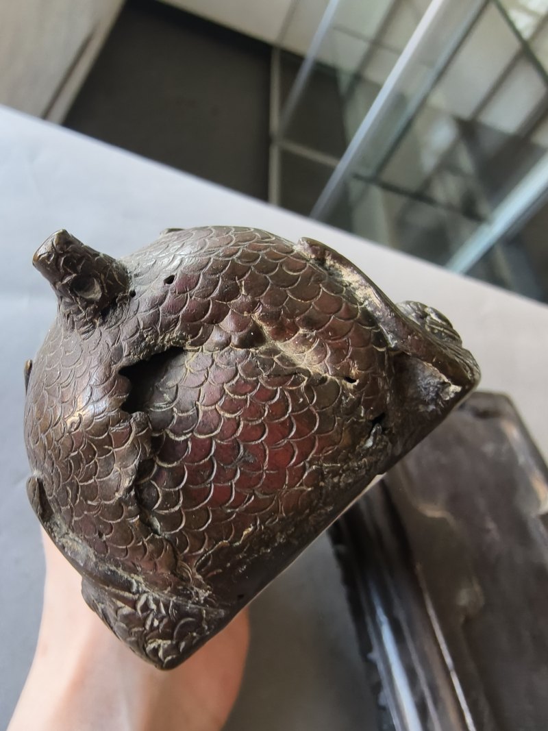 A bronze of a reclining mythical creature on a wooden stand - 图18