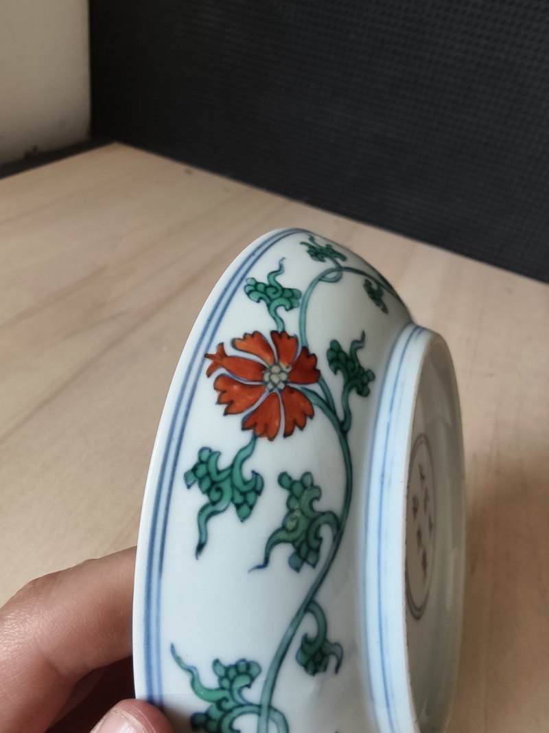 A pair of fine 'Doucai' saucers with floral decoration - 图14