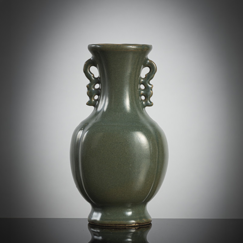 A good 'Teadust' glazed porcelain vase with side handles - 图1