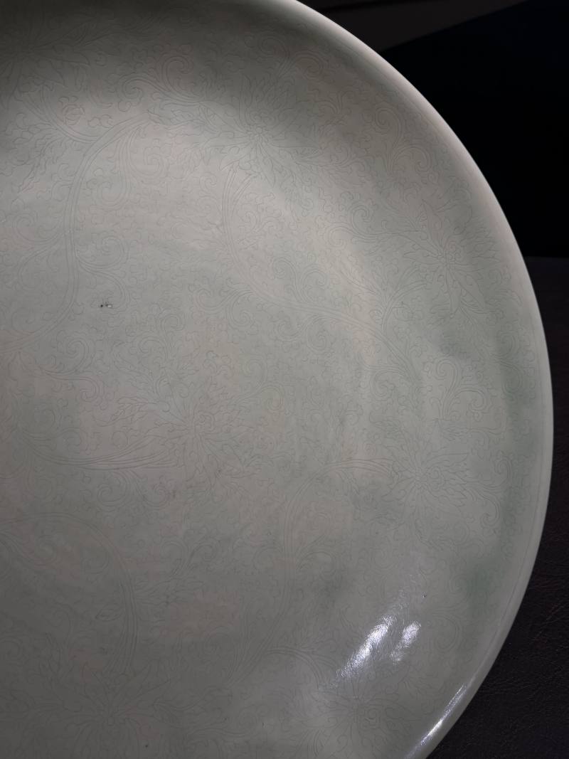 清康熙 冬青釉暗刻缠枝莲纹大盘 - 图6